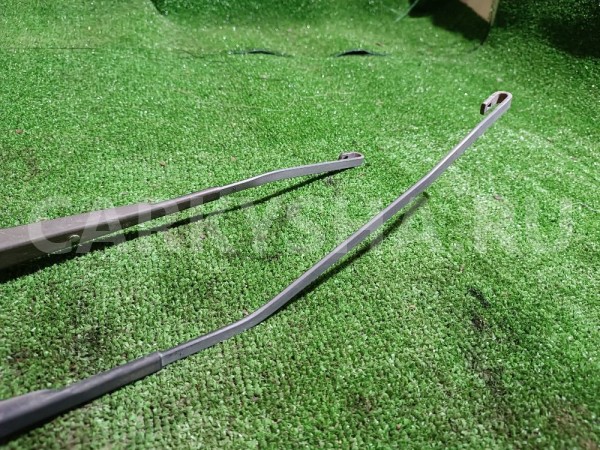 Поводок стеклоочистителя Mitsubishi Lancer оригинальный номер MR570432